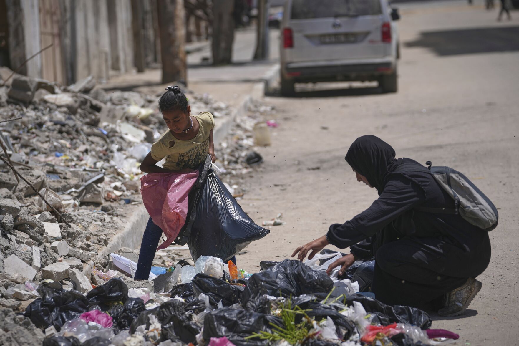 Mideast Wars Gaza Eating from Garbage
